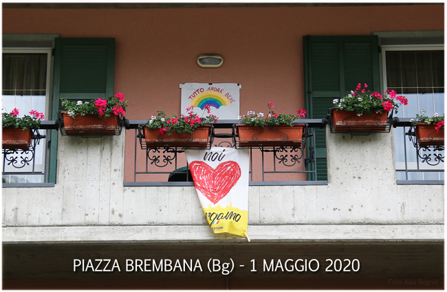 Piazza Brembana - Rosso cuore NOI AMIAMO BERGAMO. Una bandiera su tutti i balconi. PIAZZA BREMBANA 1° MAGGIO 2020.