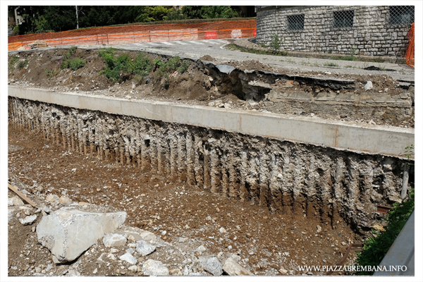 Piazza Brembana - Lavori sistemazione dopo crollo strada in Via Antonio Locatelli zona Tiro a Segno - agosto 2020.