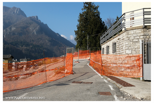 Piazza Brembana - Lavori sistemazione dopo crollo strada in Via Antonio Locatelli zona Tiro a Segno - Apertura varco pedonale - ottobre 2020.