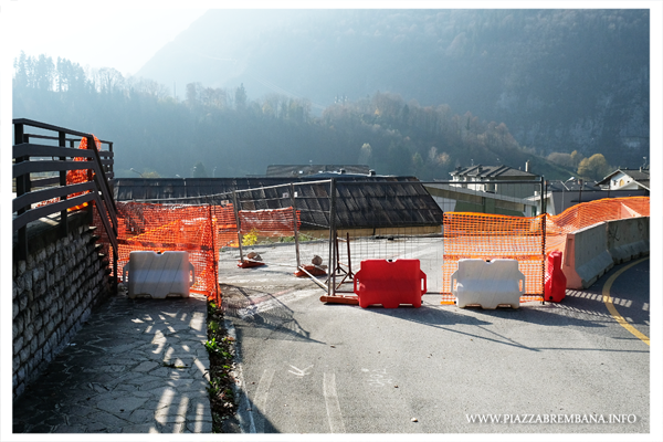 Piazza Brembana - Lavori sistemazione dopo crollo strada in Via Antonio Locatelli zona Tiro a Segno - Apertura varco pedonale - ottobre 2020.