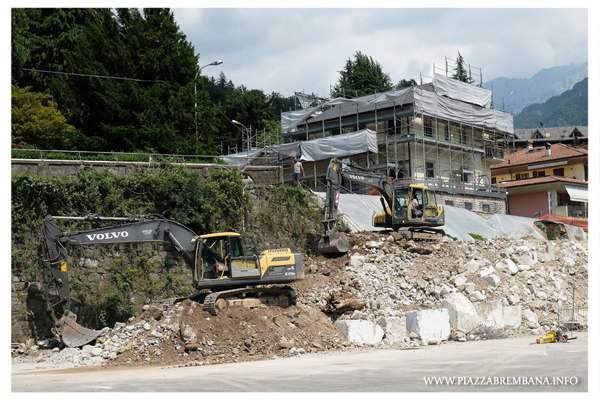 Piazza Brembana - Lavori sistemazione dopo crollo strada in Via Antonio Locatelli zona Tiro a Segno - luglio 2020.