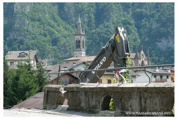 Piazza Brembana - Lavori sistemazione dopo crollo strada in Via Antonio Locatelli zona Tiro a Segno - luglio 2020.