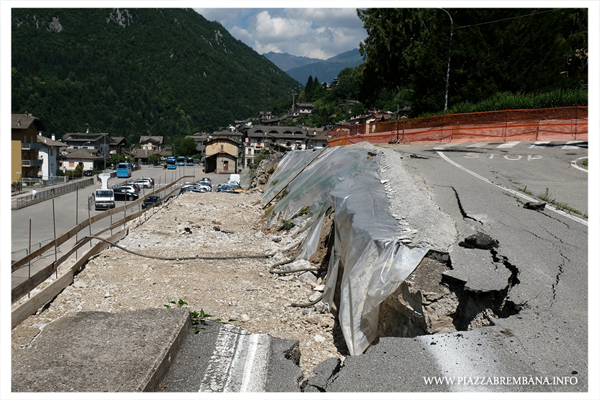 Piazza Brembana - Lavori sistemazione dopo crollo strada in Via Antonio Locatelli zona Tiro a Segno - luglio 2020.