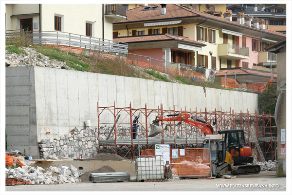 Piazza Brembana - Lavori sistemazione dopo crollo strada in Via Antonio Locatelli zona Tiro a Segno - Aggiornamento 8 novembre 2021