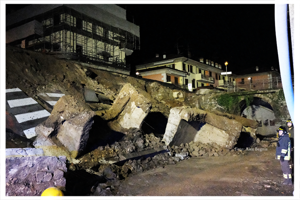 Piazza Brembana -  Crolla strada in Via Antonio Locatelli zona Tiro a Segno - Lunedi 25 novembre ore 21:00.