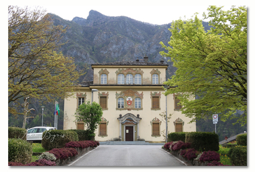 Piazza Brembana (Bg) - Elezioni Amministrative 2019. Il Municipio di Piazza Brembana, sede dell'Amministrazione Comunale. Piazza Brembana - Piazza Brembana (Bg) - Elezioni Amministrative 2019. Il Municipio di Piazza Brembana, sede dell' Amministrazione Comunale
